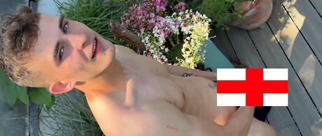 Amateur brit twink shows his sexy ass