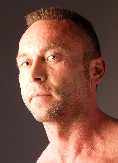 Myscled daddy showing his ass