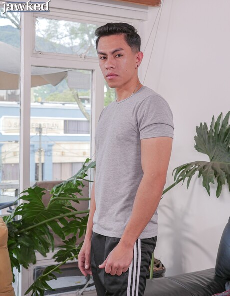 Sexy latino lad Steven Howard shows his cute ass